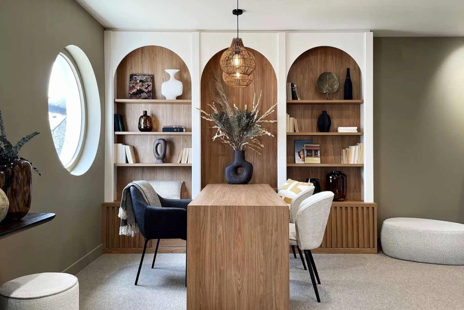 Bibliothèque blanche et bureau et fond en bois avec arche. 