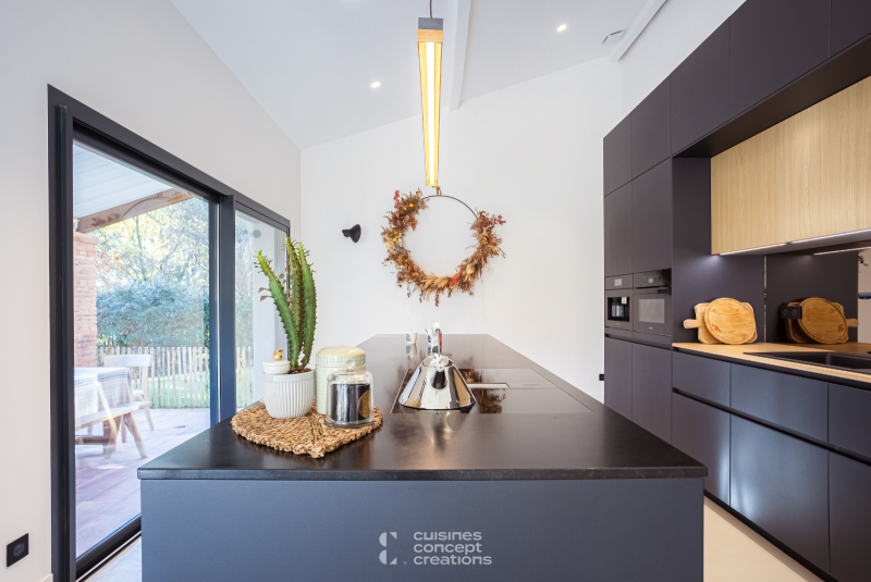 Ilot central pour cuisine moderne avec plaque induction Bora à Toulouse