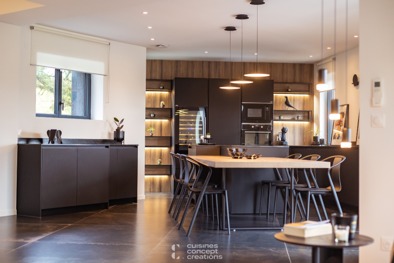 Cuisine en noir mat et bois naturel