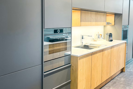 Notre zone d'activité pour ce service Fabrication d’un mobilier intérieur en laque blanche satinée pour une chambre à l’esthétique minimaliste