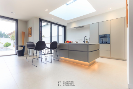 Notre zone d'activité pour ce service Mobilier de rangement avec finitions blanches laquées adapté aux petits espaces type studio urbain